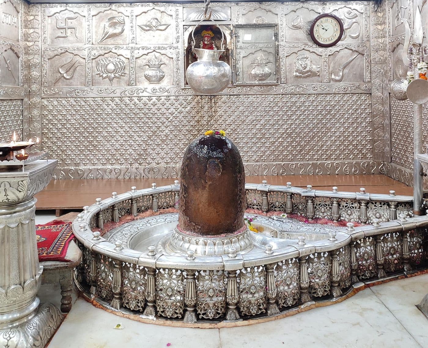 रजत-मण्डित गर्भगृह में श्री महाकालेश्वर ज्योतिर्लिंग, ऊपर अभिषेक का कलश लटका हुआ